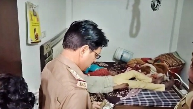 एक घर में 4 लाशें मिलने से हड़कंप...पत्नी-बच्चों को जहर देकर लगाई फांसी