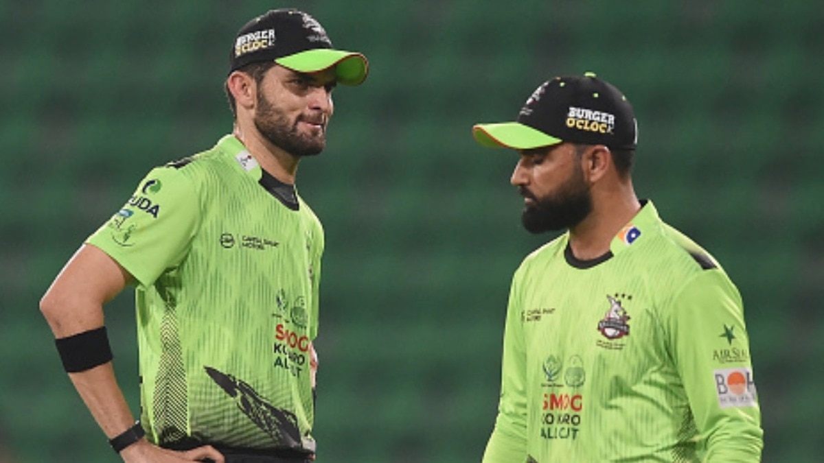 गेंद से छेड़छाड़ भारी पड़ी! फखर जमां (दाएं) पर PSL में कड़ी कार्रवाई (Photo: ITG)