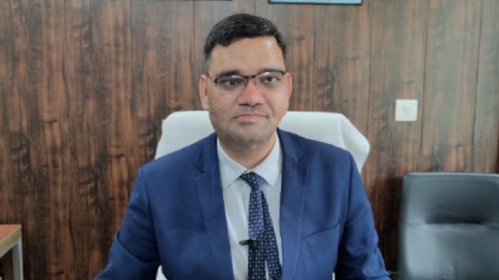 पिता चलाते थे आटा चक्की, बेटा बन गया IAS, इस्तीफा देने वाले रिंकू सिंह की कहानी