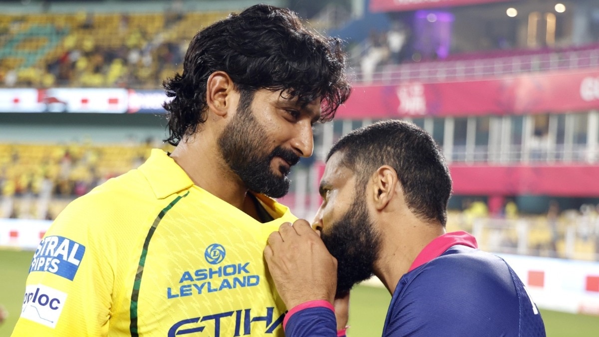 Jadeja kissing the Chennai logo in Khaleel Ahmed's T-shirt