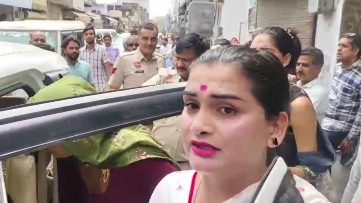 झड़प के बीच गाड़ियों में की गई तोड़फोड़. (Photo: Screengrab)