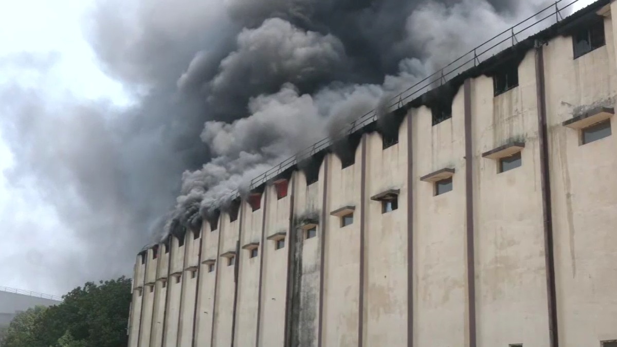 फिलहाल आग लगने के कारणों का पता नहीं चल पाया (Photo- Screengrab/ITG)