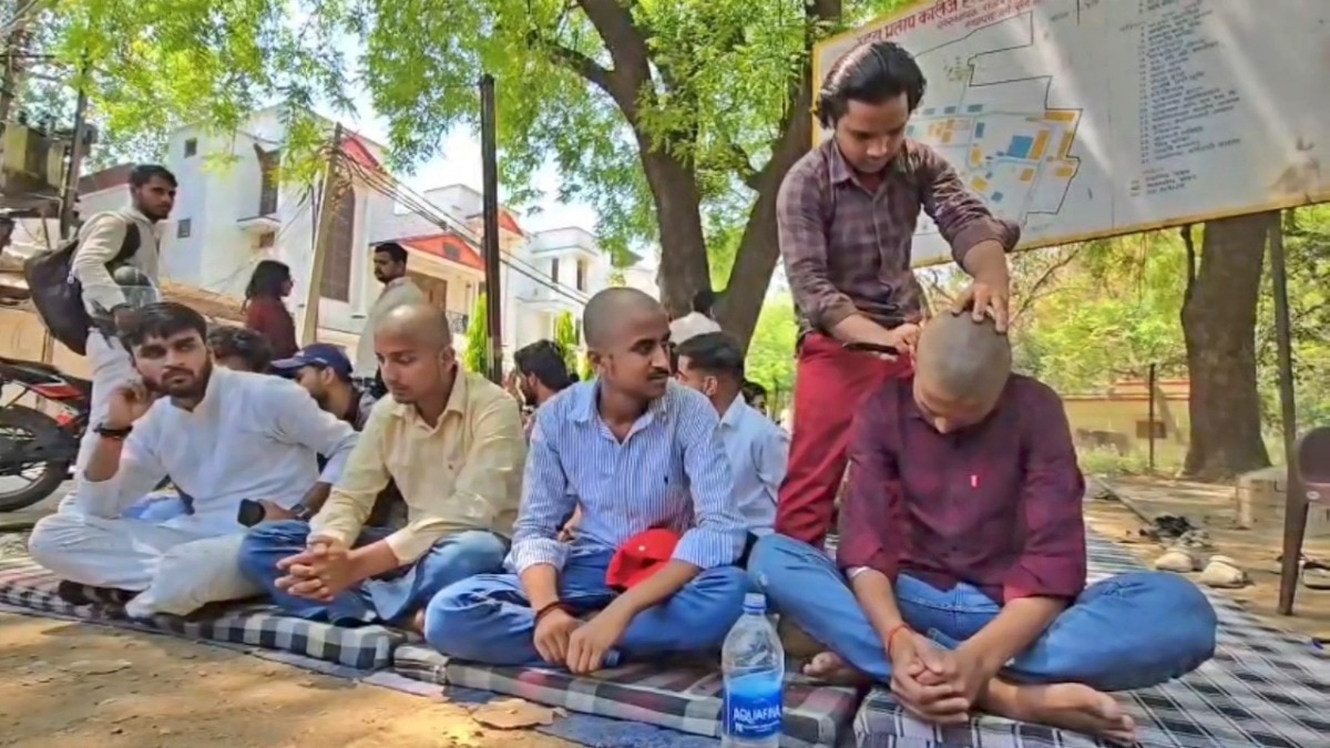 यूपी कॉलेज के छात्रों का अनोखा प्रदर्शन (Photo- ITG)