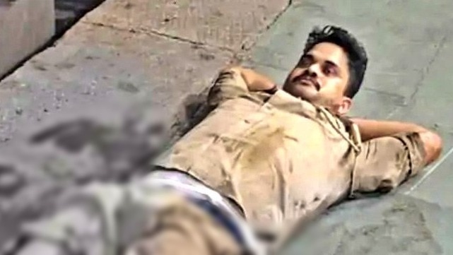 Constable got stuck between the platform and the train (Photo: Screengrab)