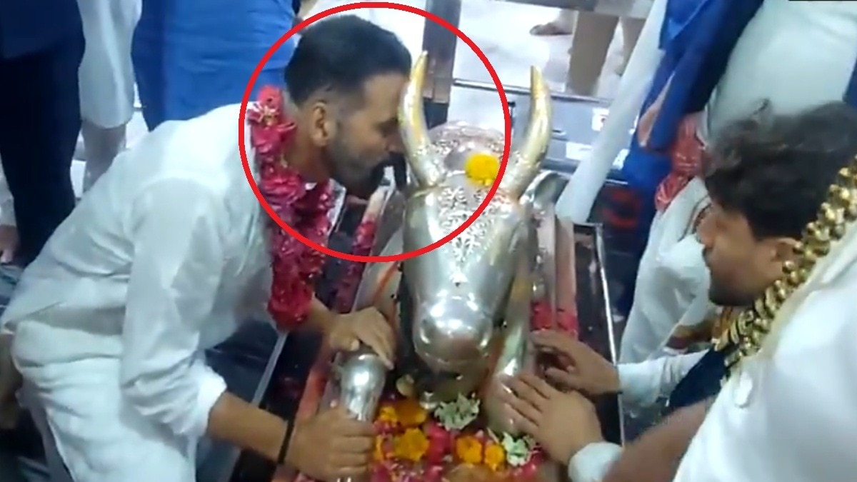 अक्षय कुमार पहले भी यहां परिवार के साथ कई बार आकर दर्शन कर चुके हैं. (Photo: Screengrab/ANI)