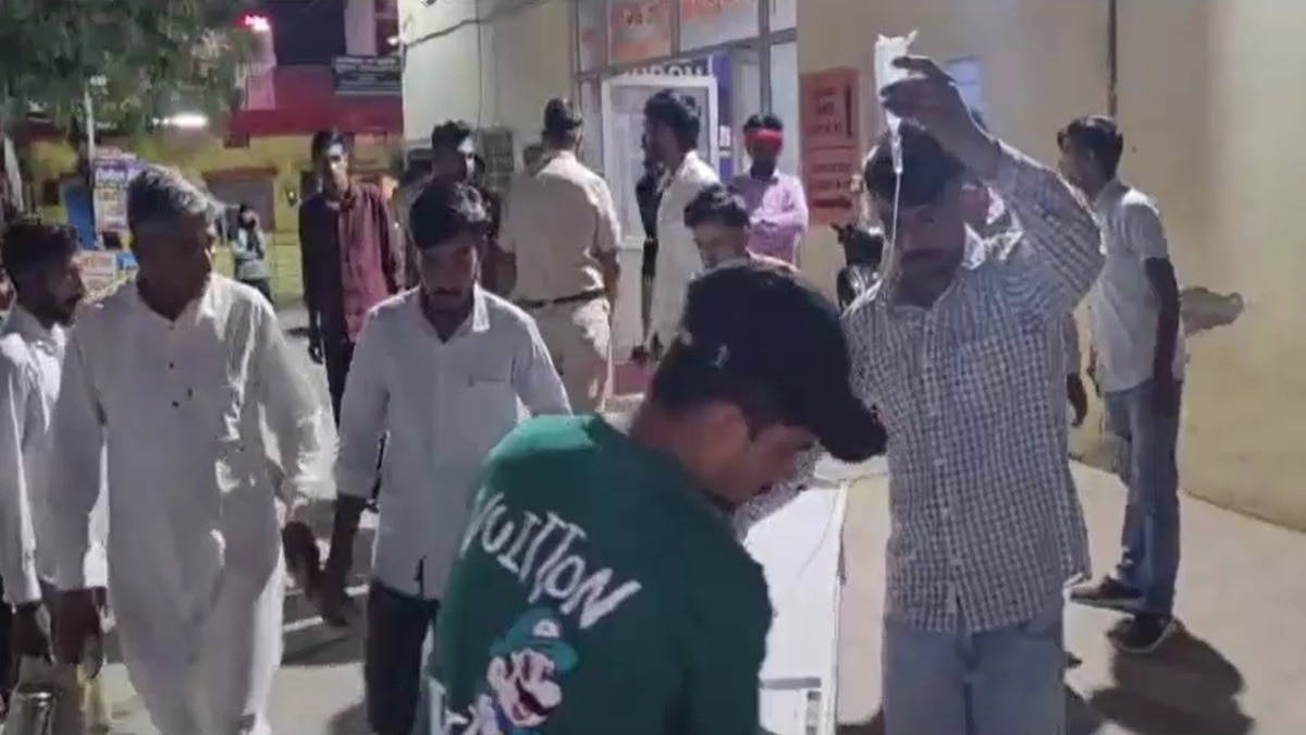 महिला ने बच्चों संग लगाया फंदा (Photo: Screengrab)