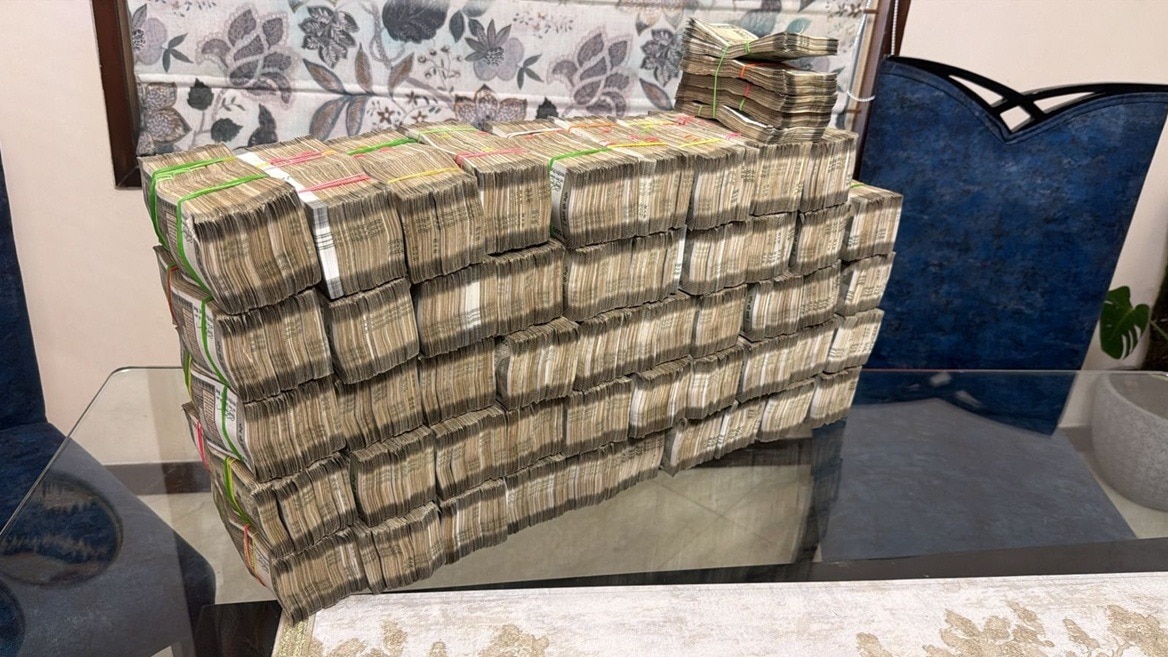 जॉय के आवास से मिली नकदी को दो कैश-काउंटिंग मशीनों से गिना गया (फोटो- ITG)