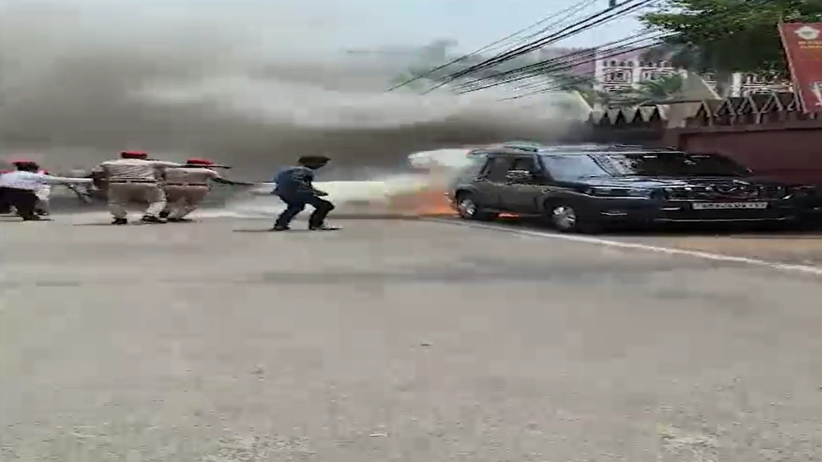 हाईकोर्ट के बाहर महिला ने वाहनों में लगाई आग (Photo: Screengrab)