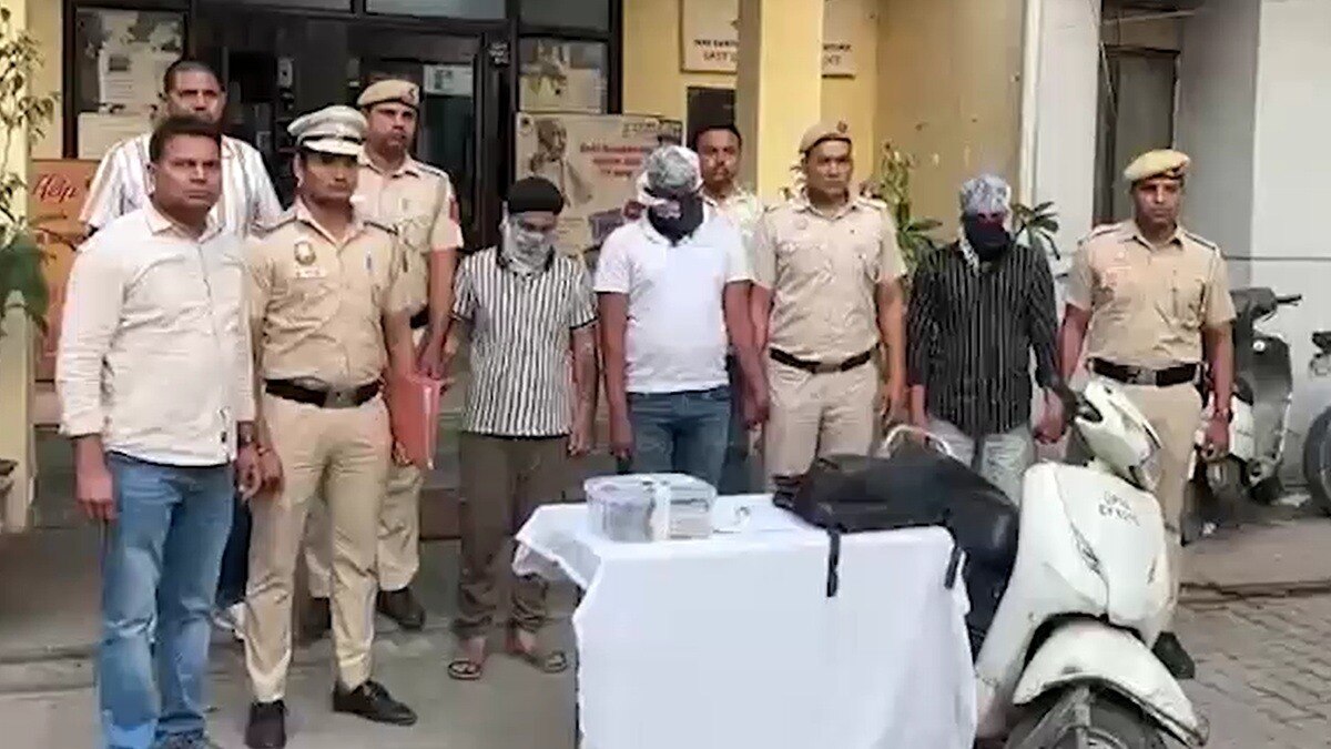 बेटे ने पिता पर तानी पिस्टल (Photo: Screengrab)