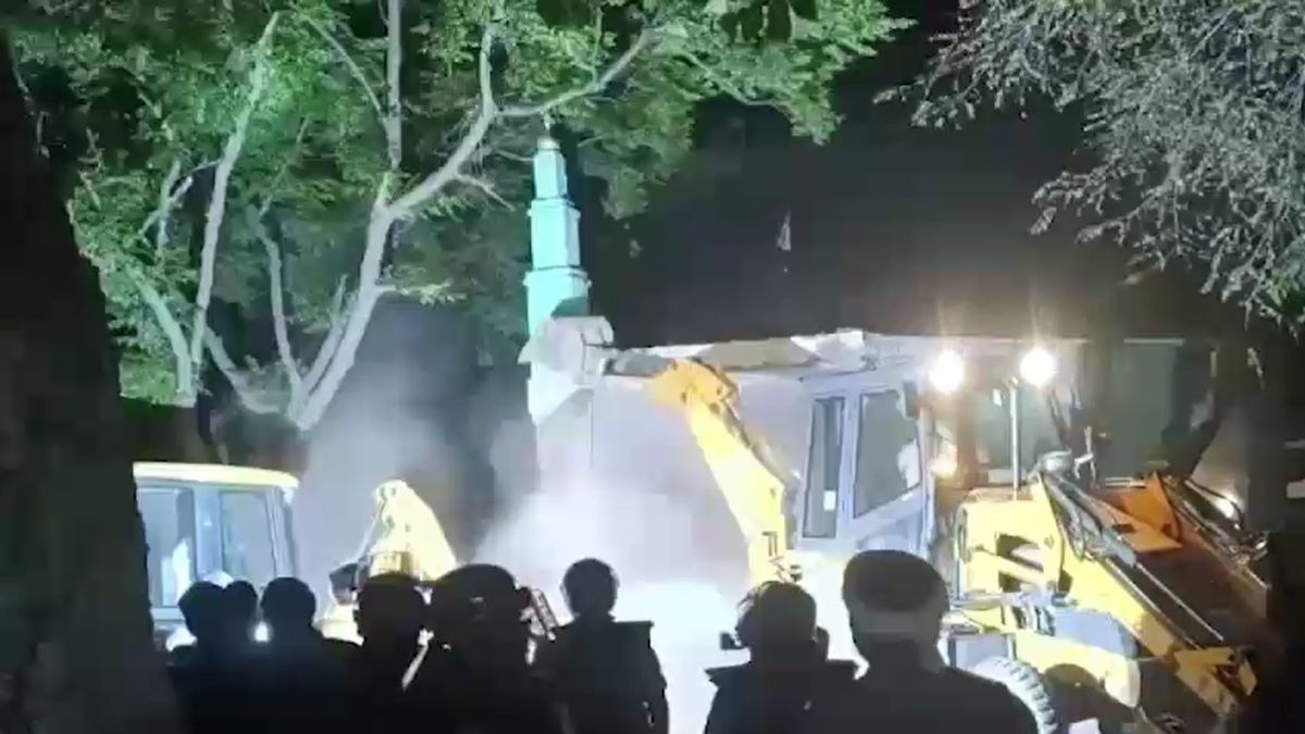 सरकारी जमीन पर बनी मस्जिद जमींदोज... लखनऊ में बुलडोजर एक्शन