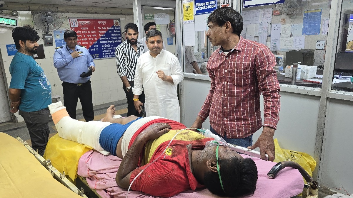 सीएनजी भरते समय ट्रक का सिलेंडर फटा (Photo:  Arvind Ojha/ITG)