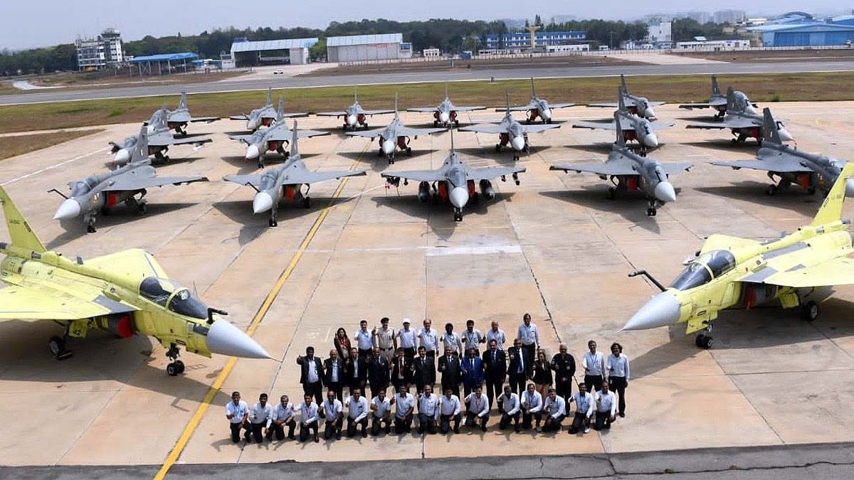 HAL के टारमैक पर खड़े तेजस फाइटर जेट. (Photo: HAL)