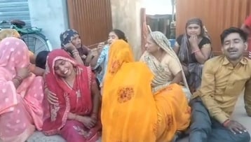 शव काली नदी किनारे फेंका.(Photo: Screengrab) शव काली नदी किनारे फेंका.(Photo: Screengrab)