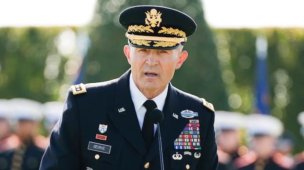 अमेरिकी रक्षा मंत्री पीट हेगसेथ ने सेना प्रमुख जनरल रैंडी जॉर्ज से तत्काल रिटायर होने को कहा. (Photo: Reuters)