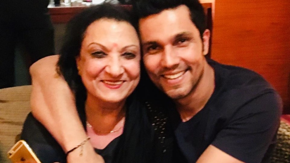 रणदीप हुड्डा मां आशा हु्ड्डा के साथ (Photo: x/@RandeepHooda)