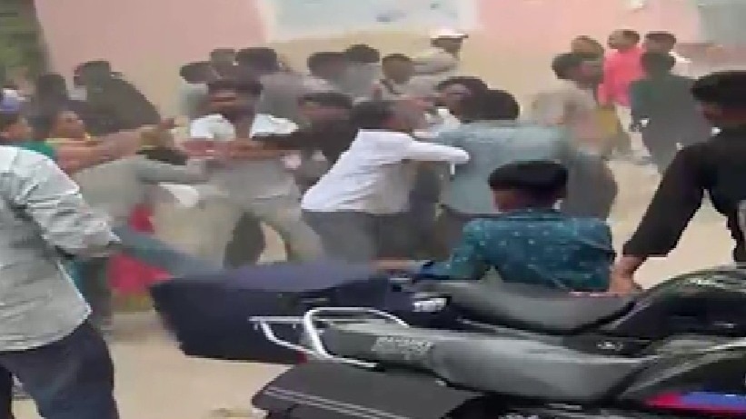 सहारनपुर में शादी समारोह के दौरान भिड़े बाराती-घराती. (Photo: Screengrab)