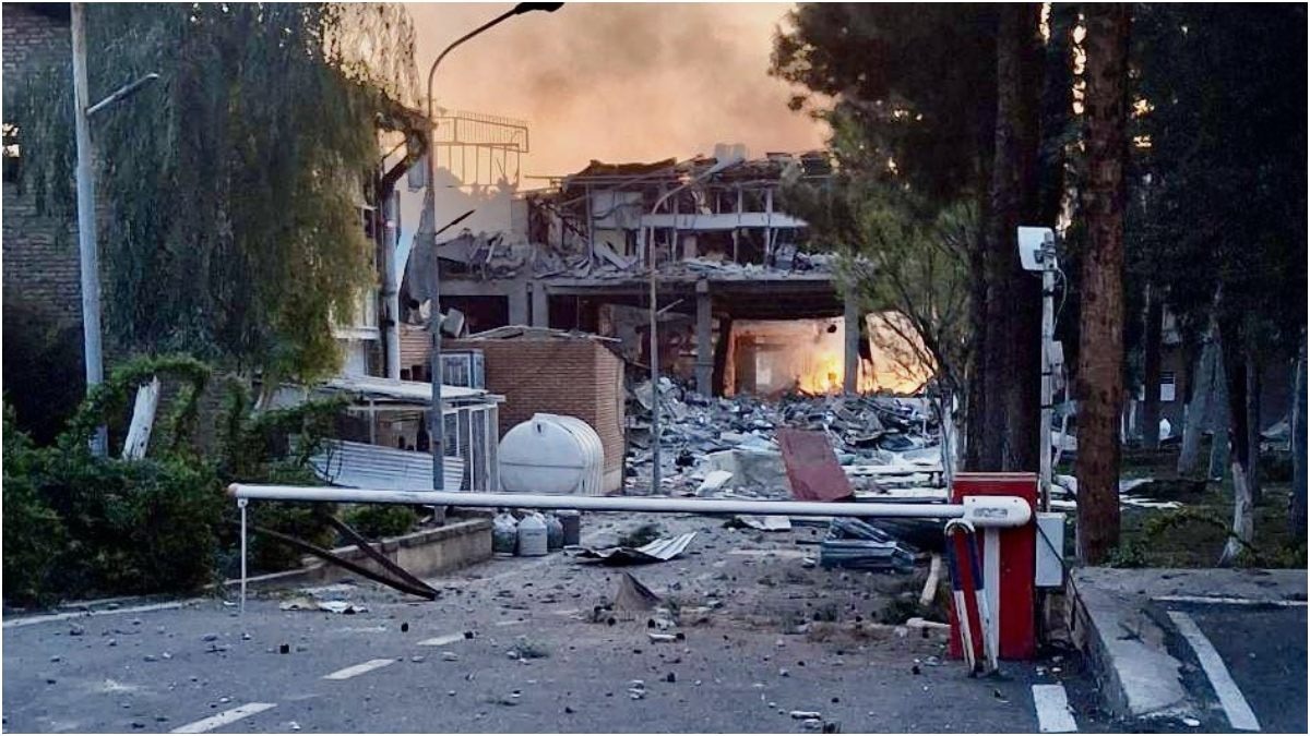 तेहरान में स्थित मेडिकल रिसर्च सेंटर पर अटैक के बाद तबाही मच गई. (Photo: X/@HKermanpour)