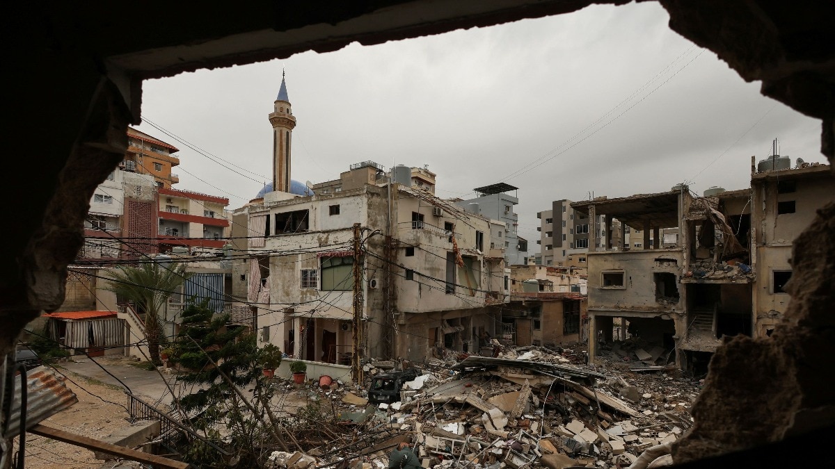 इजरायली हमलों के बाद बेरूत में इमारतें ही क्षतिग्रस्त नहीं हुई हैं बल्कि सड़कों को भी नुकसान पहुंचा है. (Photo- REUTERS)