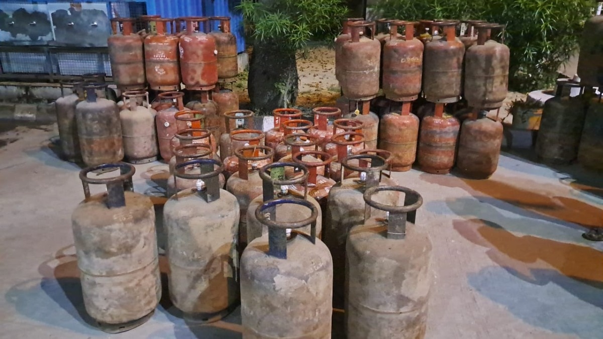 एलपीजी माफिया के खिलाफ एक्शन में पुलिस (Photo: ITG)