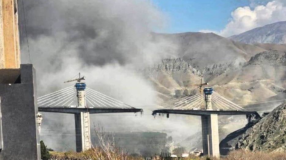 इजरायल-यूएस हमलों में तेहरान का एक अहम पुल नष्ट हो गया.