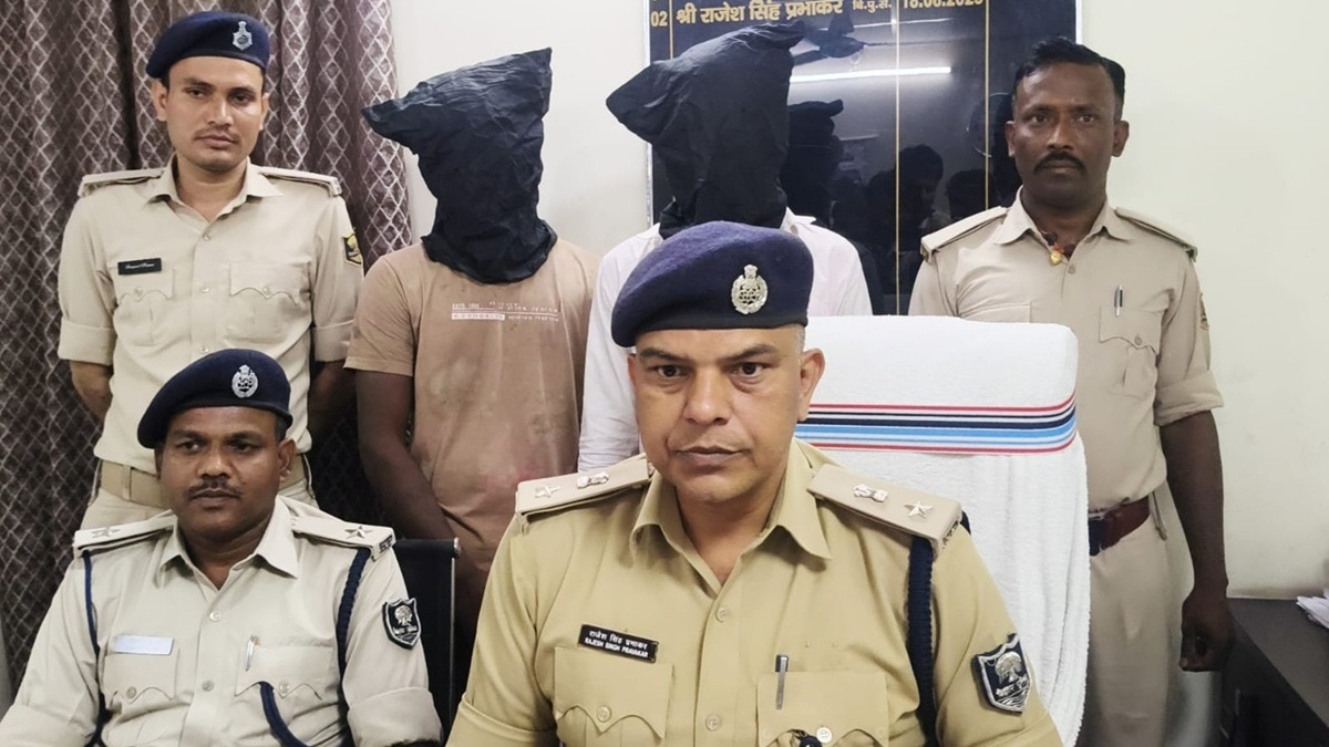 पुलिस गिरफ्त में आरोपी प्रेमी और उसका दोस्त. (Photo: Mani Bhushan Sharma/ITG)