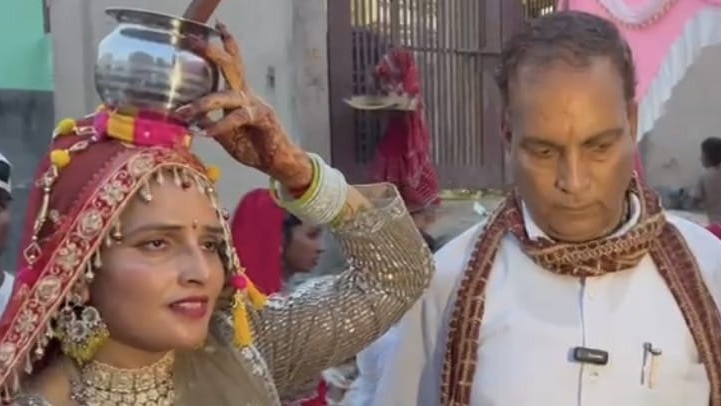 समारोह में परिवार, गांव के लोग और वकील ए.के. सिंह मौजूद रहे.(Photo: Arun Tyagi/ITG)