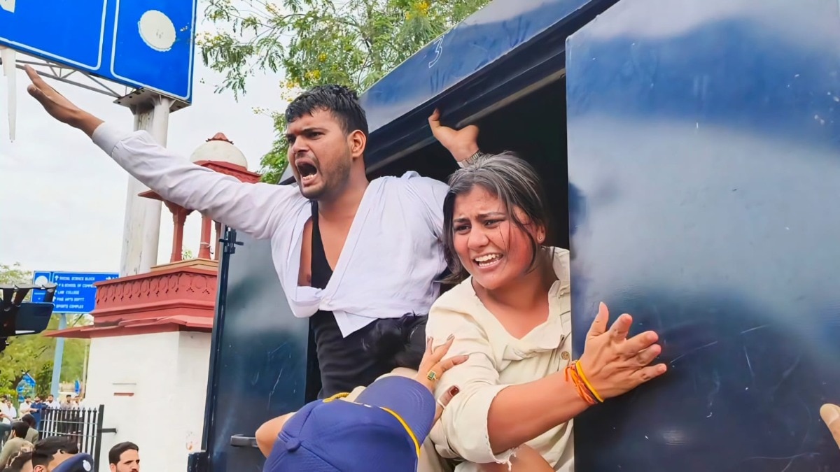 पुलिस से भिड़े छात्र.(Photo: Vishal Sharma/ITG)