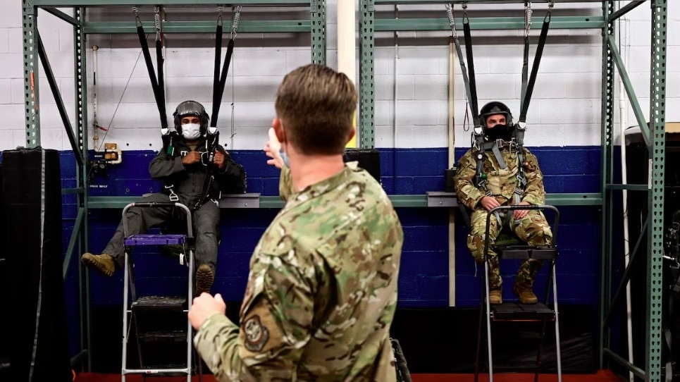 दुश्मन के इलाके में प्लेन क्रैश होने पर फाइटर पायलट को बच निकलने की ट्रेनिंग पहले से ही दे दी जाती है.