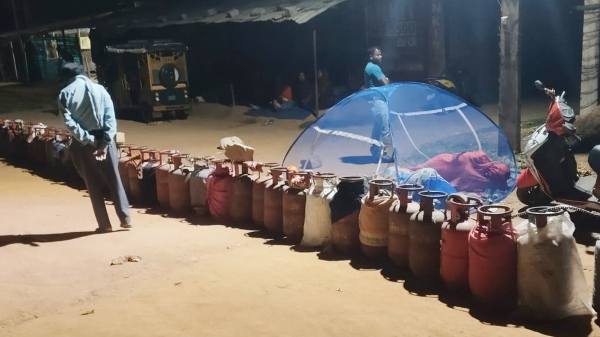 गैस गोदाम के बाहर मच्छरदानी लगाकर सोई महिला.(Photo:ITG)