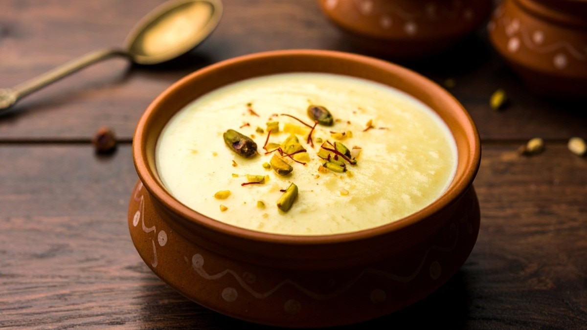 हलवाई स्टाइल रबड़ी कैसे बनाएं (Photo: Adobe)