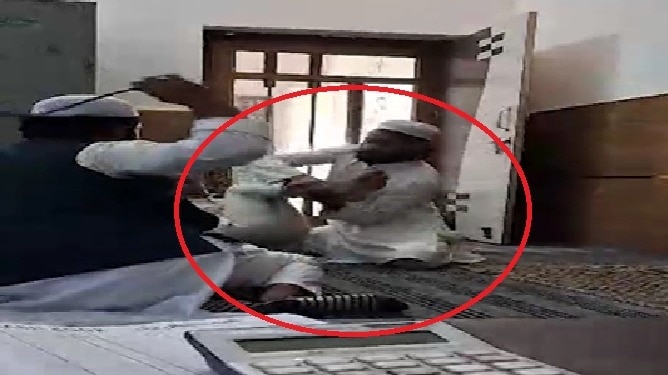 सहारनपुर के मदरसे में छात्र की पिटाई. (Photo: Screengrab)