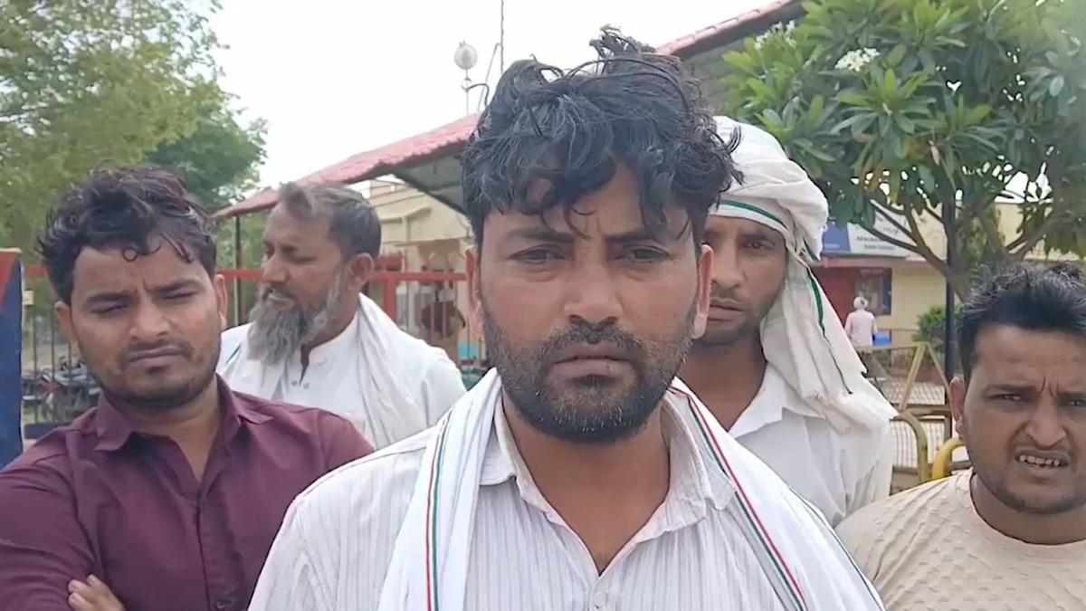 हादसे से जान गंवाने वाले युवक के गमजदा परिवार. (Photo: Screengrab)