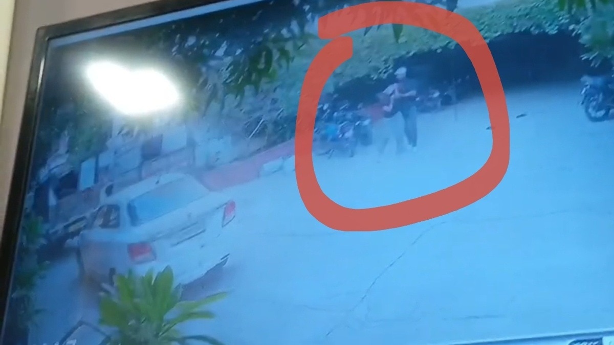 बिलासपुर में युवती की पिटाई से लोगों में आक्रोश. (Photo: Manish Sharan/ITG)