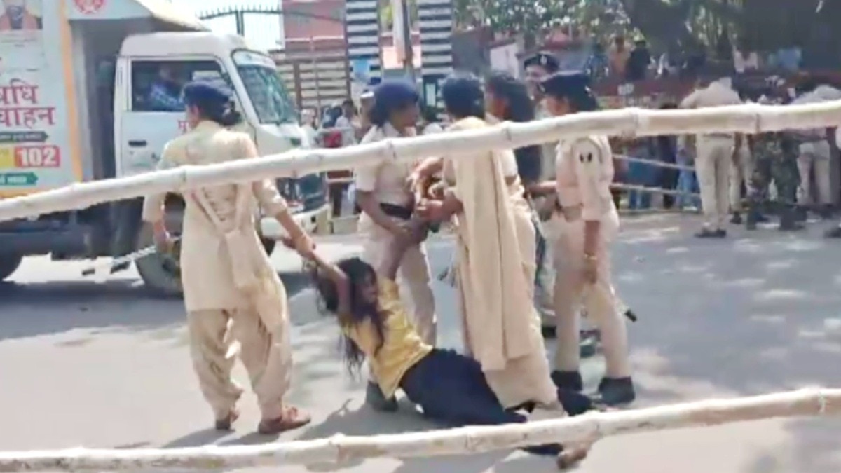 सड़क से बलपूर्वक हटाए गए प्रदर्शनकारी.(Photo:Screengrab)