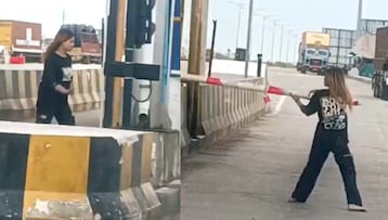 मोबाइल चोरी होने का युवती ने लगाया आरोप.(Photo:Screengrab) मोबाइल चोरी होने का युवती ने लगाया आरोप.(Photo:Screengrab)