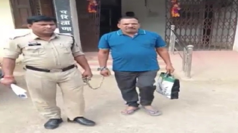 पुलिस गिरफ्त में आरोपी, जिसने पत्नी और बेटी को उतारा मौत के घाट. (Photo: Screengrab)