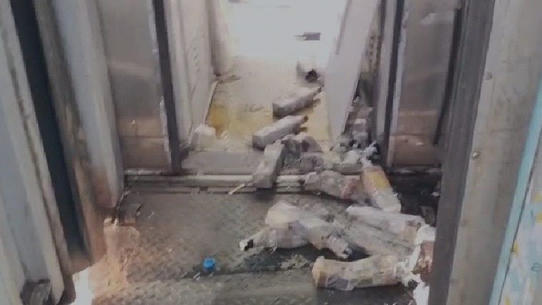 कोच में गिरी शराब की बोतलें. (Photo: Screengrab)