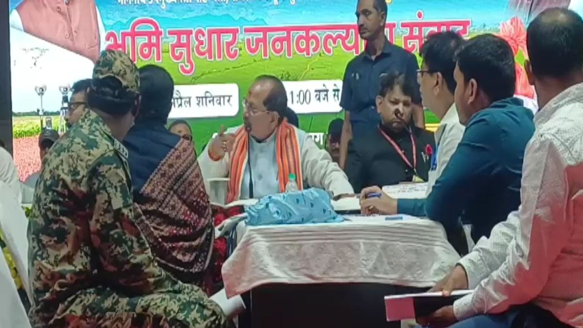 डिप्टी सीएम ने महिला को सुरक्षा देने के दिए निर्देश. (Photo: Screengrab)