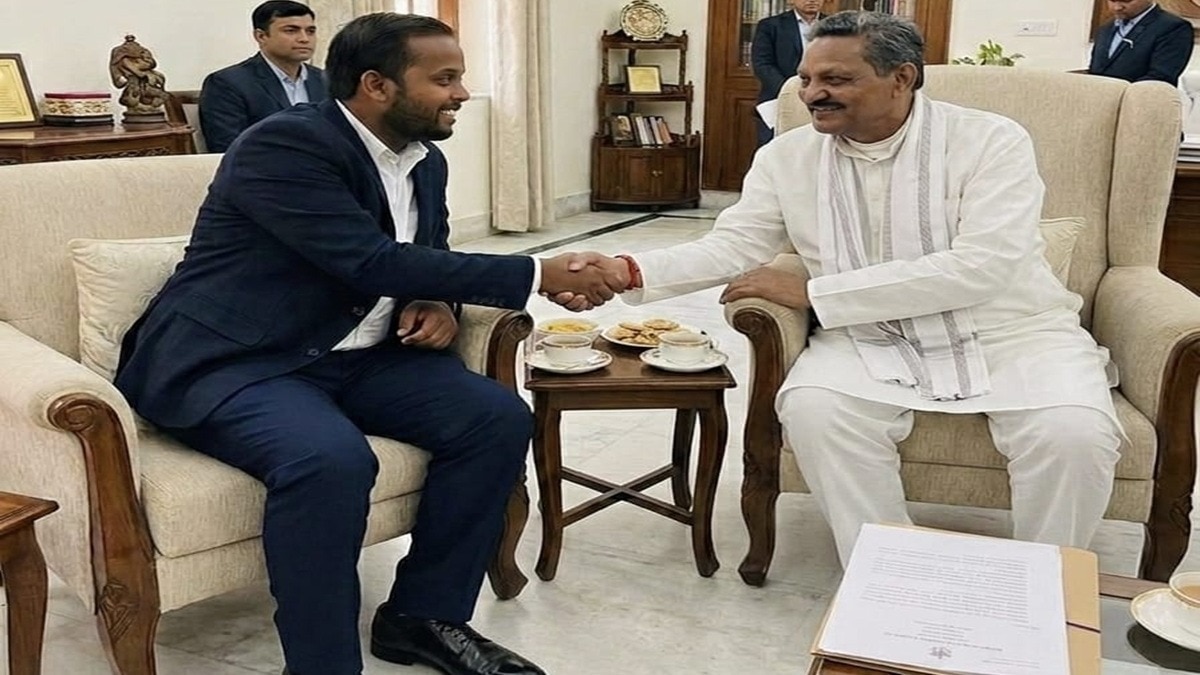 गैंग का सरगना सरस गुप्ता सांसद अफजाल अंसारी के साथ. (Photo/ITG)