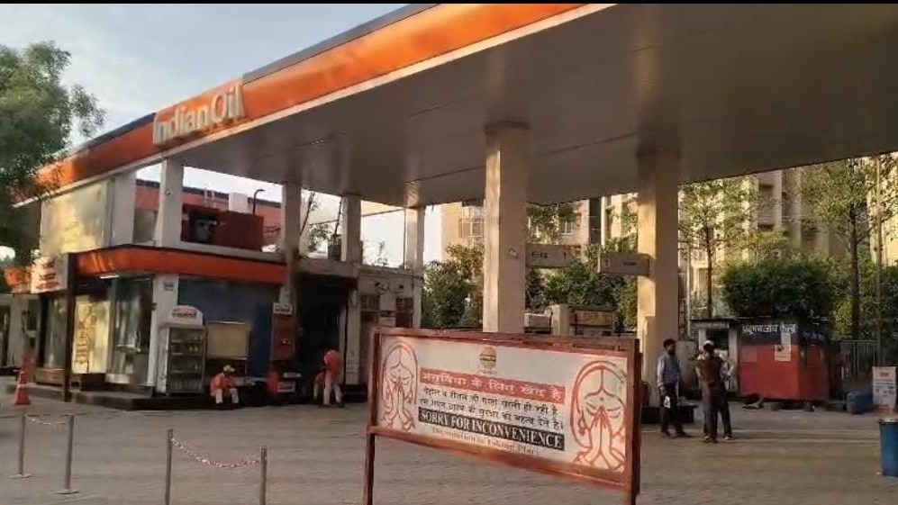 ग्रेटर नोएड में पेट्रोल की जगह पानी डालने से कई वाहन हुए खराब. (Photo:Arun tyagi/ITG)