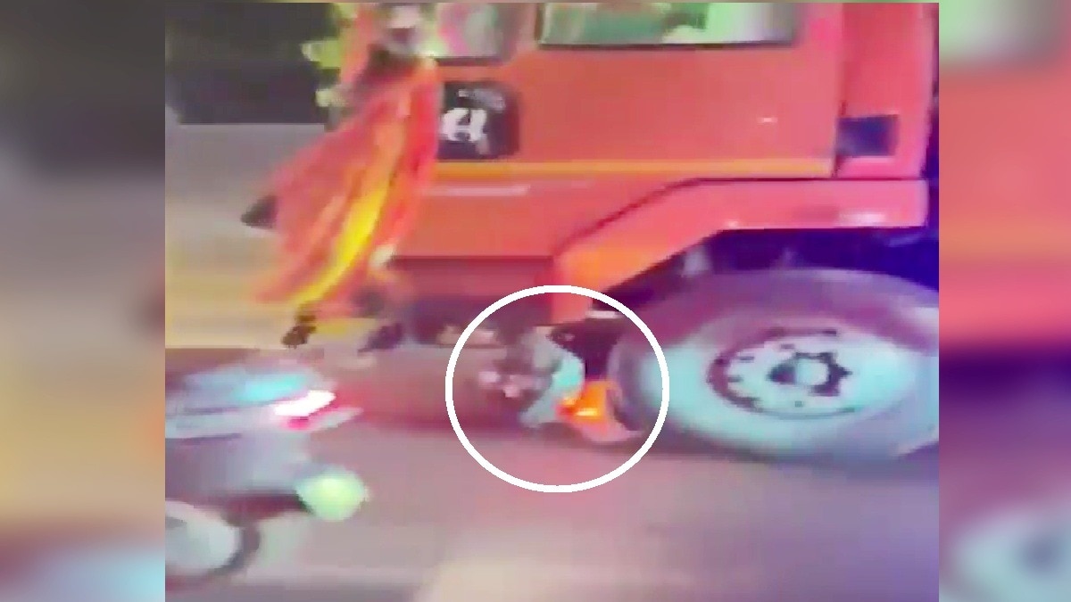 टक्कर के बाद भी नहीं रुका ट्रक.(Photo:Screengrab)