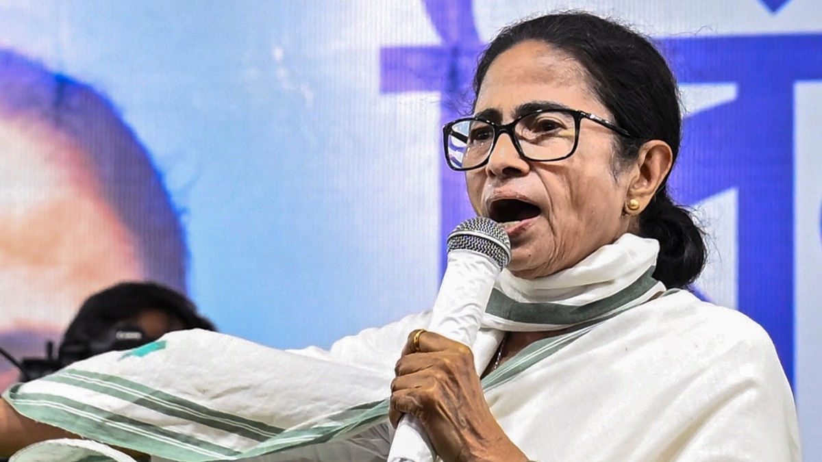 मतदान से पहले ममता बनर्जी ने कहा कि वोटिंग के बाद भी मशीनों पर रखें 24 घंटे नजर रखें. (Photo: PTI)