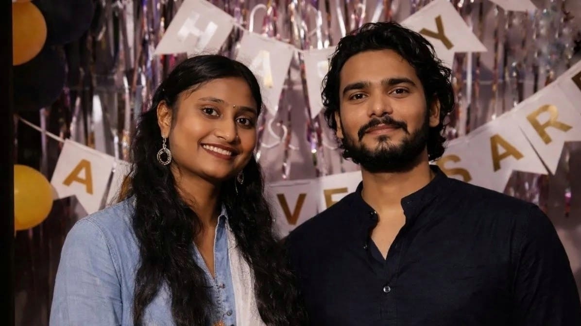 पति तरुण कुमार के साथ पत्नी राइमा प्रसाद. Photo ITG