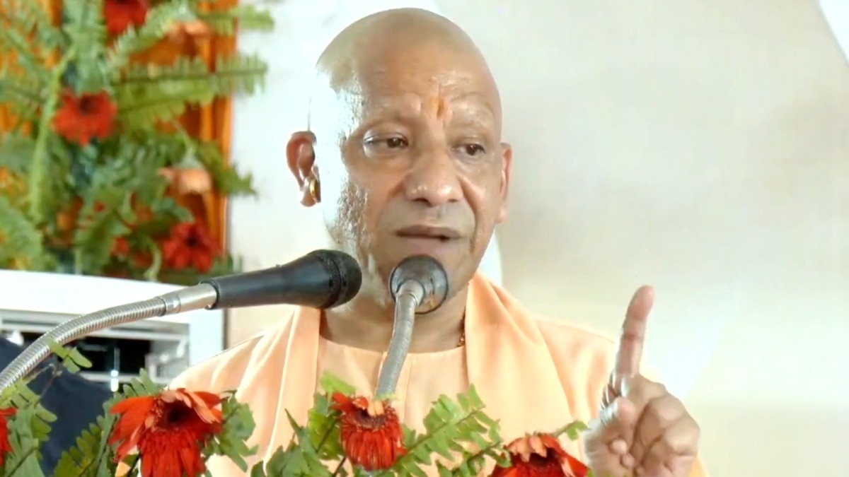 'लोमड़ियों की तरह वे हमेशा घात लगाए बैठे रहते हैं...', गोरखपुर में बोले CM योगी
