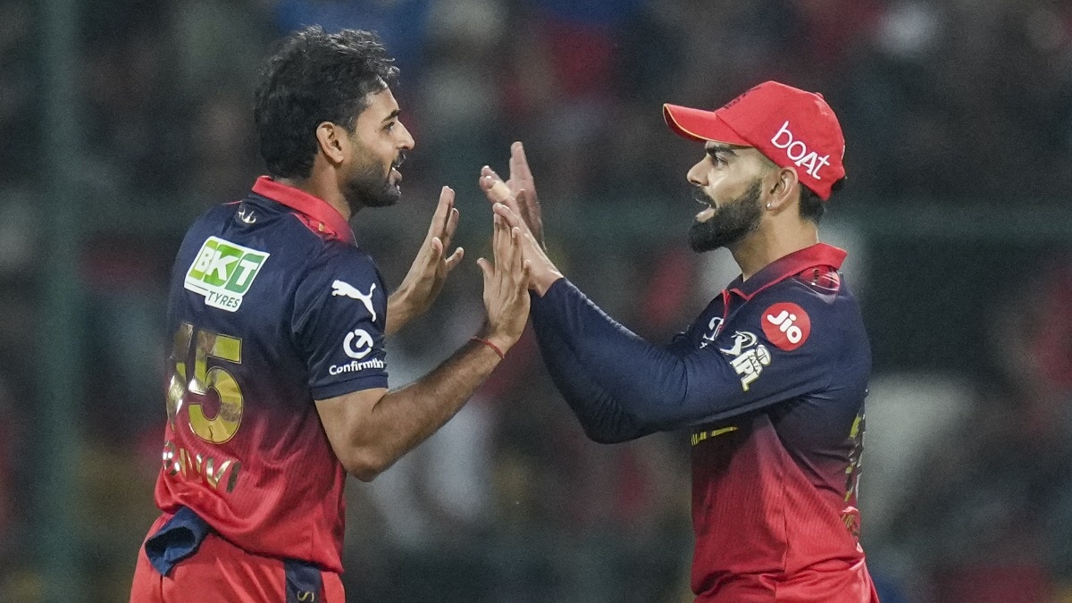 भुवनेश्वर कुमार (बाएं) का आईपीएल में मैजिक जारी है. (Photo: PTI)