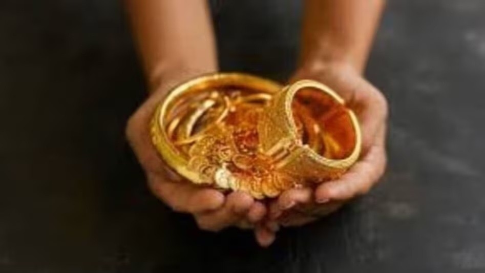 कस्टम अधिकारी बन बीच रास्ते रुकवाई व्यापारियों की गाड़ी, फिर ले उड़े 15 KG सोना