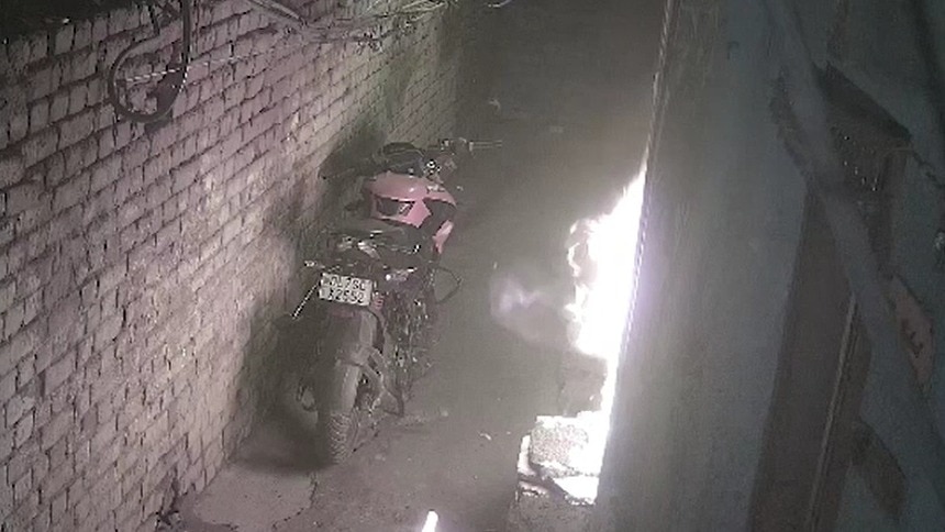 घर के बाहर युवकों ने लगाई आग. (Photo: Screengrab)