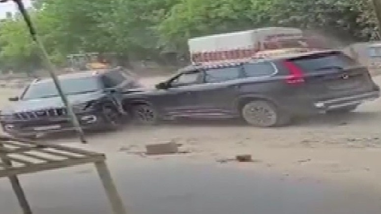 गुस्से में जानी दुश्मन बने 2 दोस्त, टकराई स्कॉर्पियो, फिर कुछ मिनटों में ही पलट गए, Video