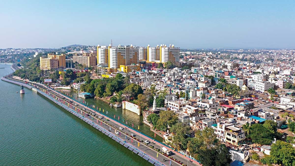 भोपाल के बड़ा तालाब के पास बुलडोजर कार्रवाई शुरू. (File Photo: Shutterstock)