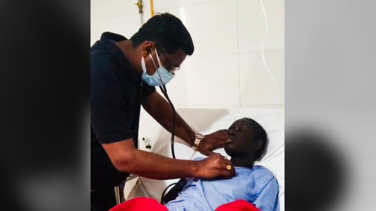 एंबुलेस चालक अफ्रीकन महिला अरेबिका का इलाज करता हुआ (Photo: ITG)